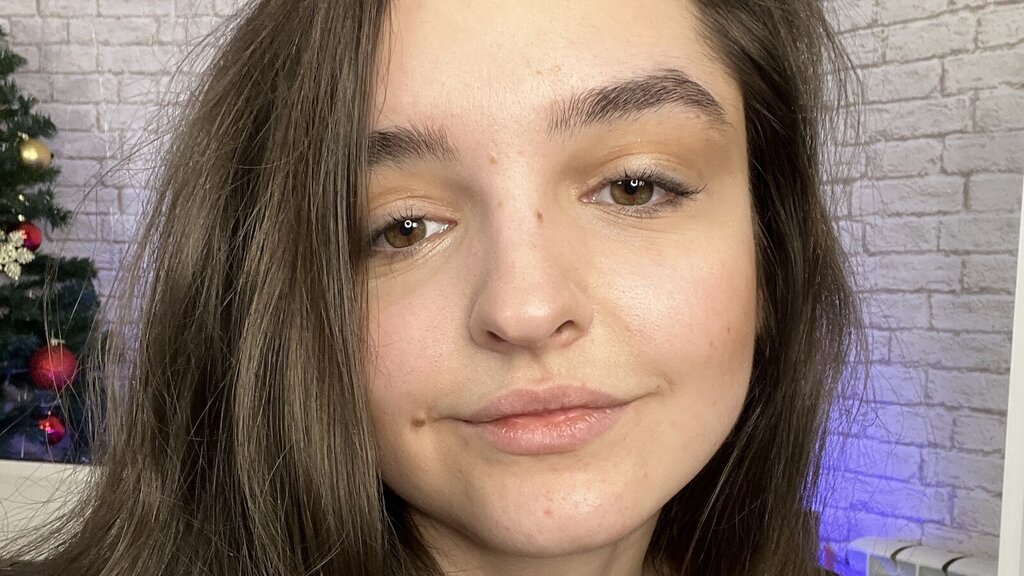 Chat With AlishaCamer Now