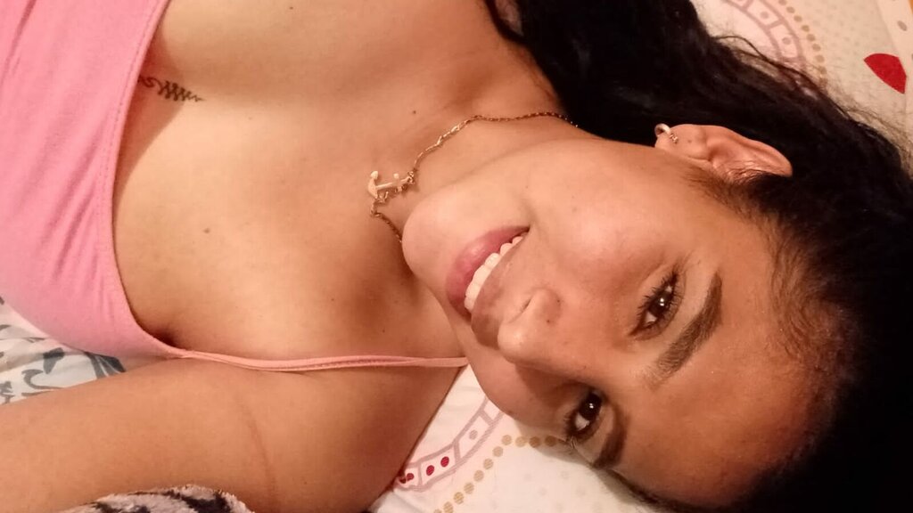 Chat With AmandaRoux Now
