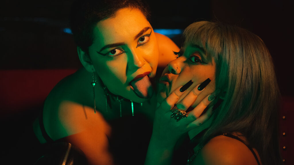 Chat With AnnaAndTamar Now