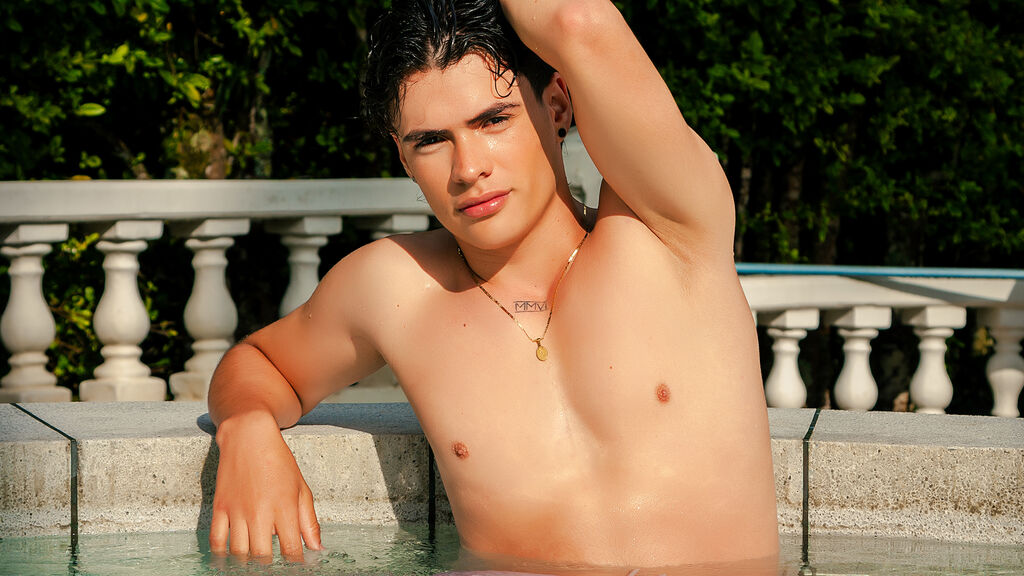 Chat With BenitoSaenz Now