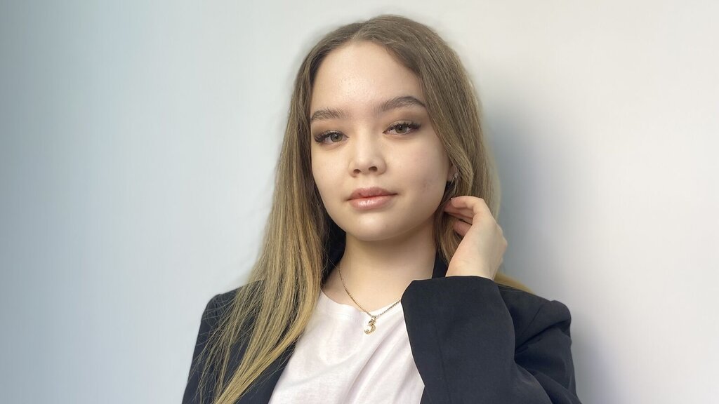 Chat With CinziaDeluca Now