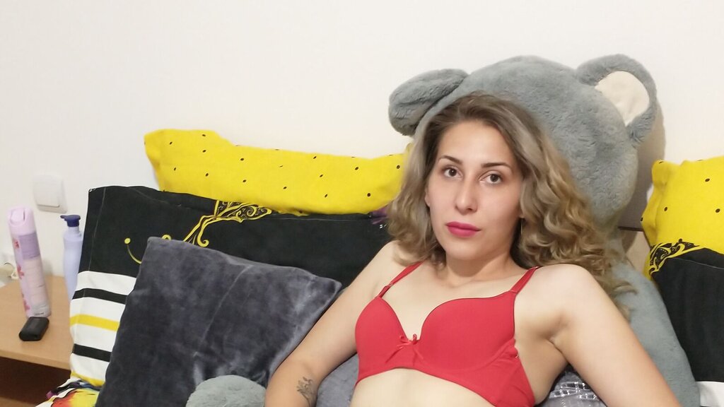 Chat With DragaRoxana Now