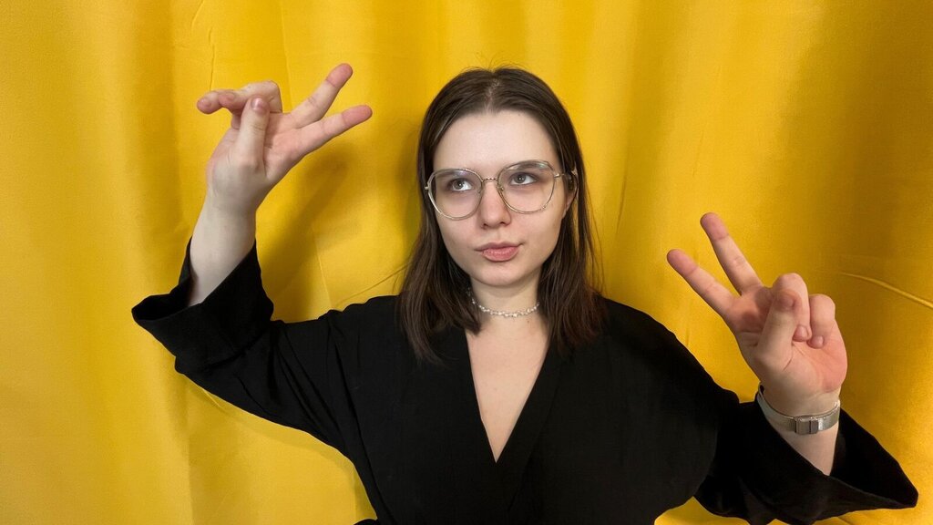 Chat With EllinaHailey Now