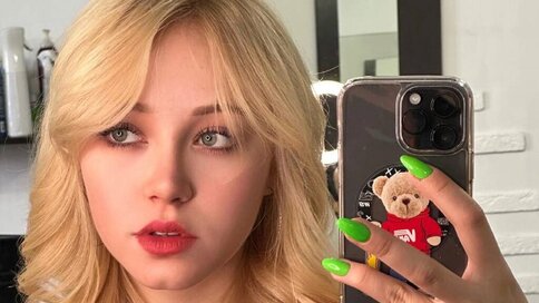 Chat With EmilyCarles Now