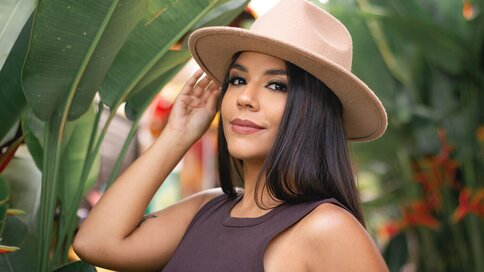 Chat With IsabellaRoux Now