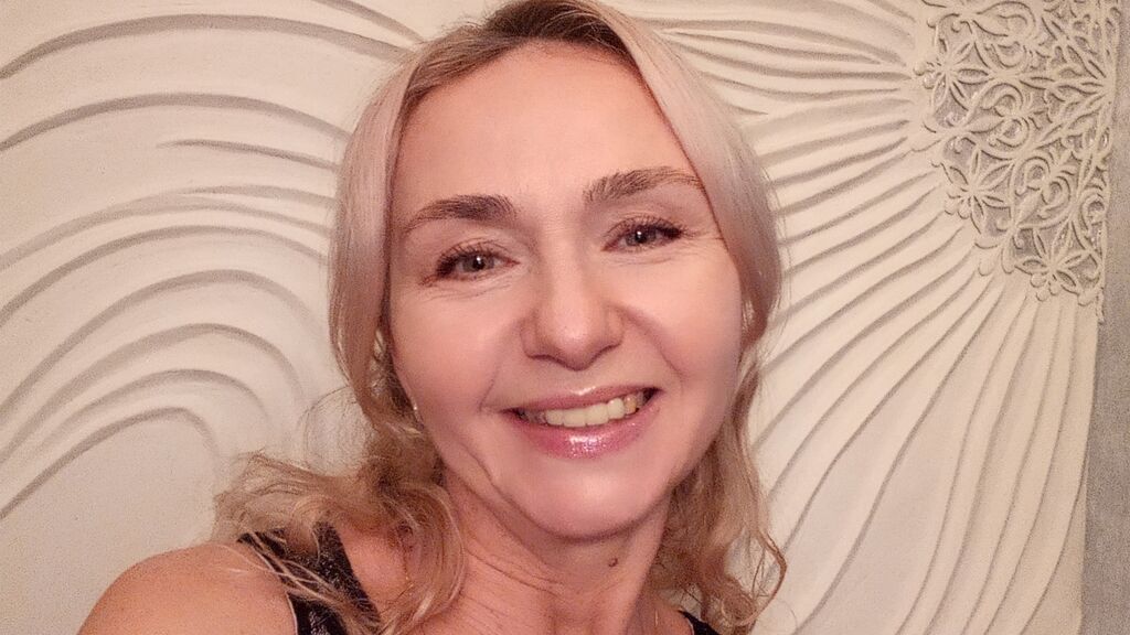 Chat With JennisRomero Now