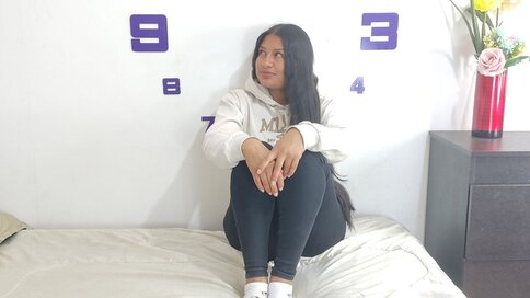 Chat With LaynAriza Now