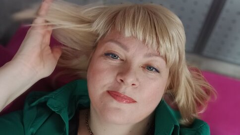 Chat With LorenaBriz Now