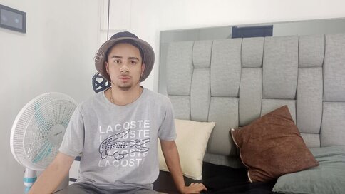 Chat With LukasGomez Now
