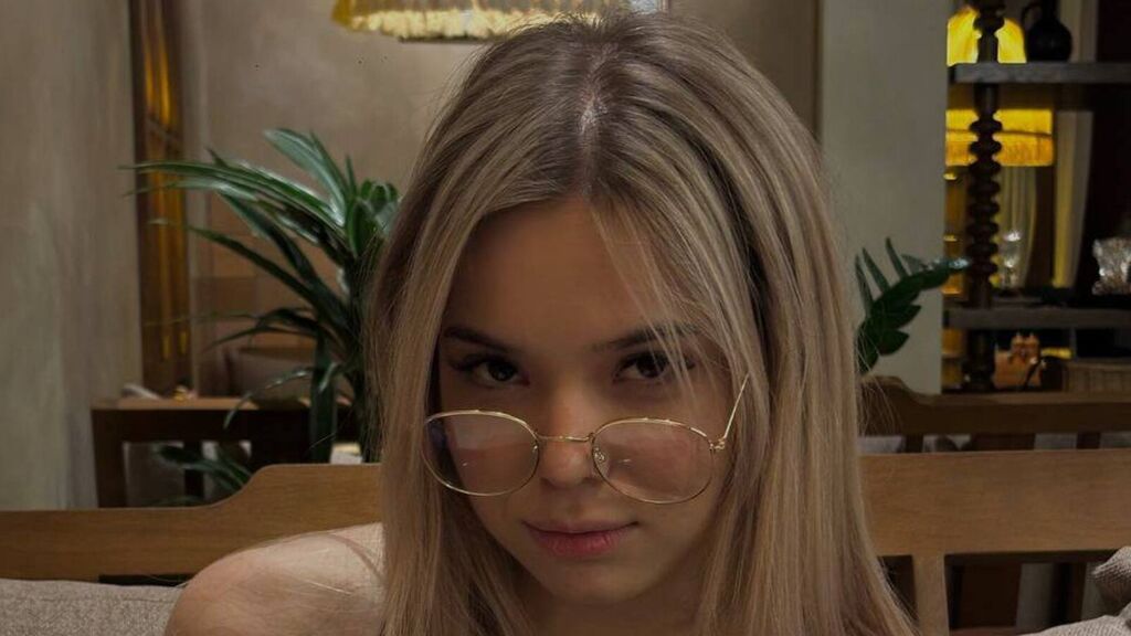 Chat With MaeCornett Now