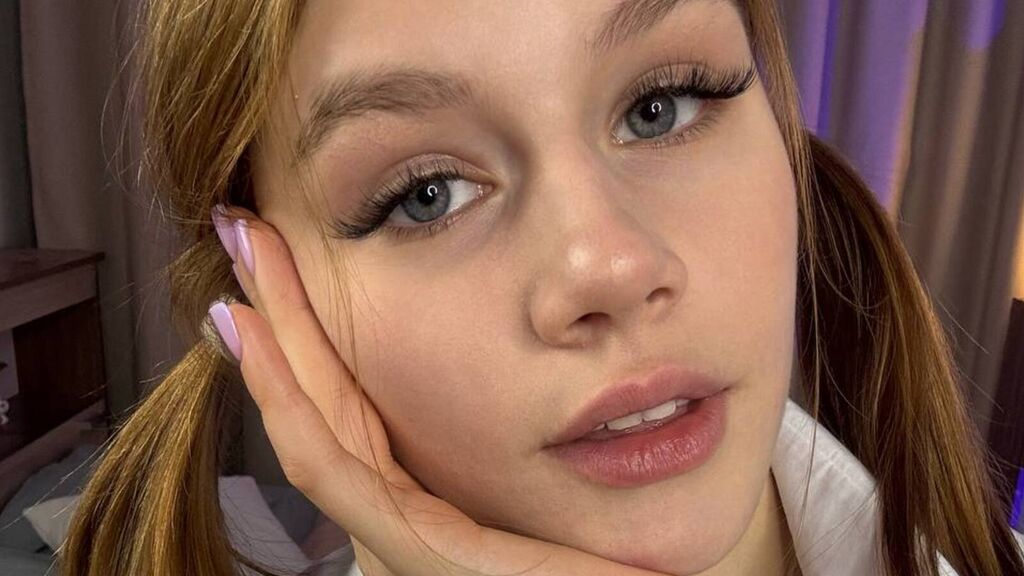 Chat With MaydaGilbertson Now