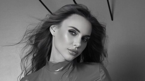 Chat With MichelleRouz Now