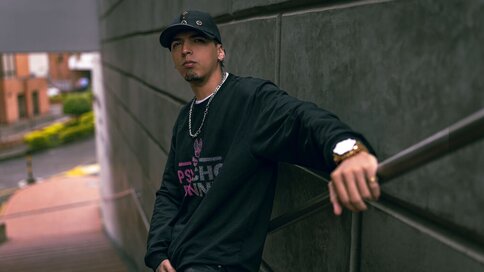 Chat With MickeSantos Now