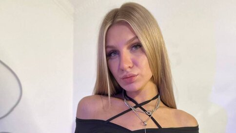 Chat With NicoleHamm Now